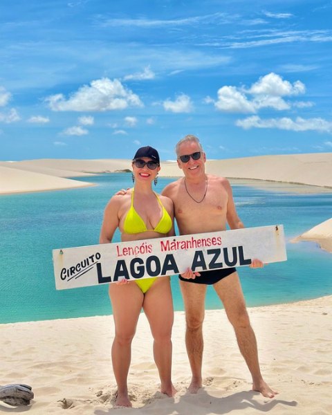 Casal de clientes com a placa do Circuito Lagoa Azul