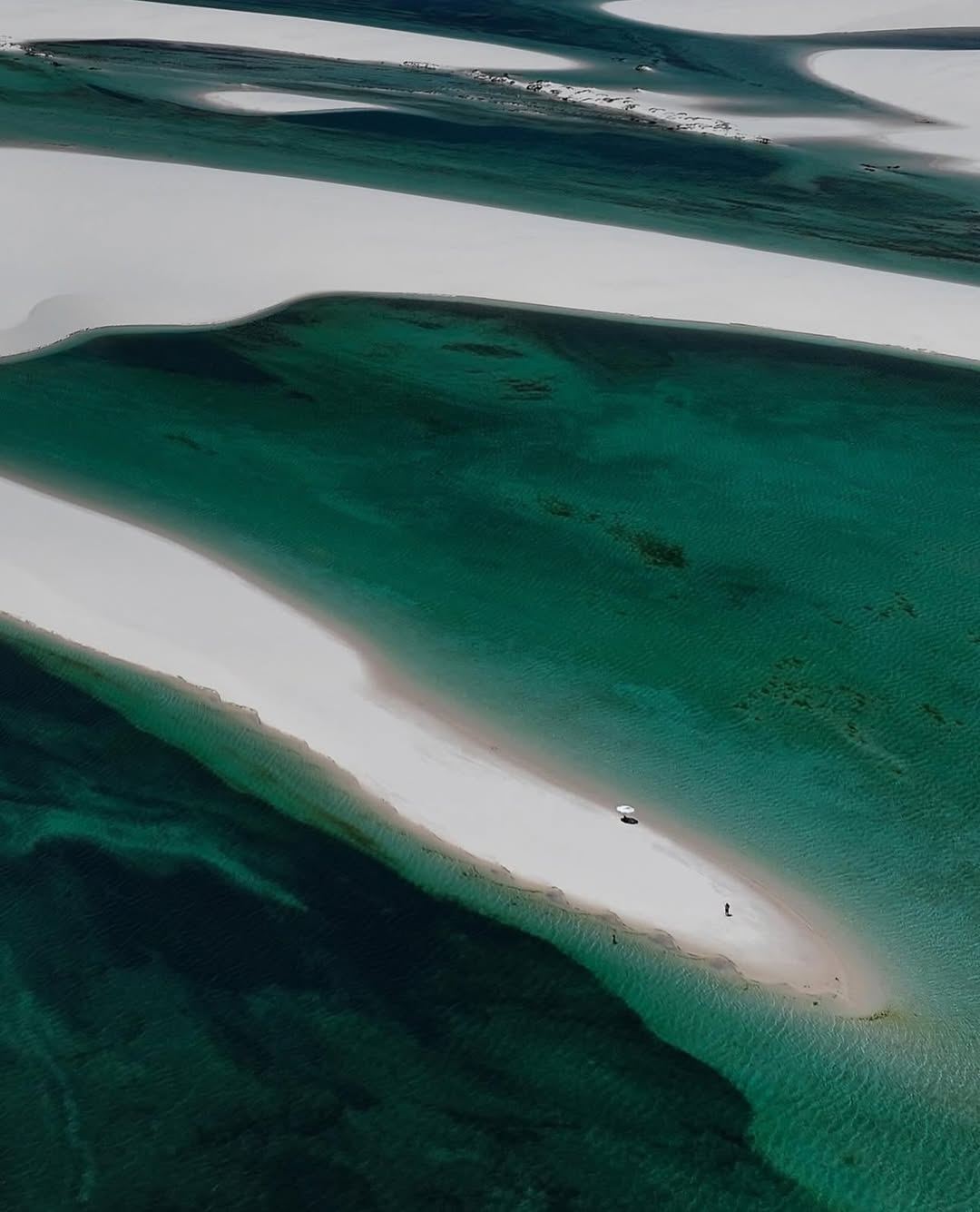 Vista aérea das lagoas entre as dunas