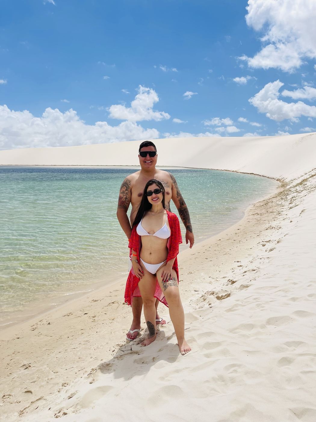 Casal à beira da lagoa