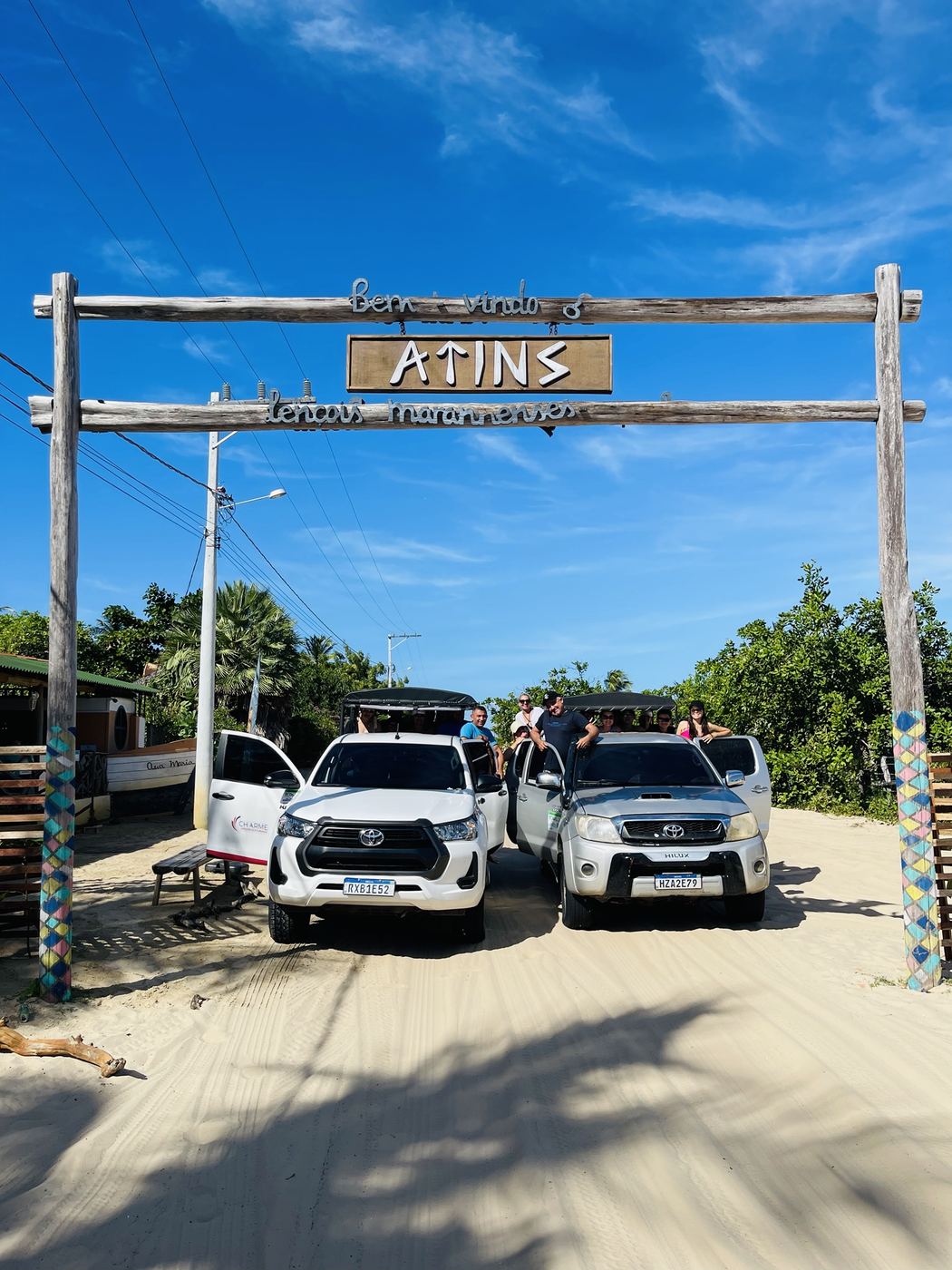 Duas Hilux com clientes no portal de Atins