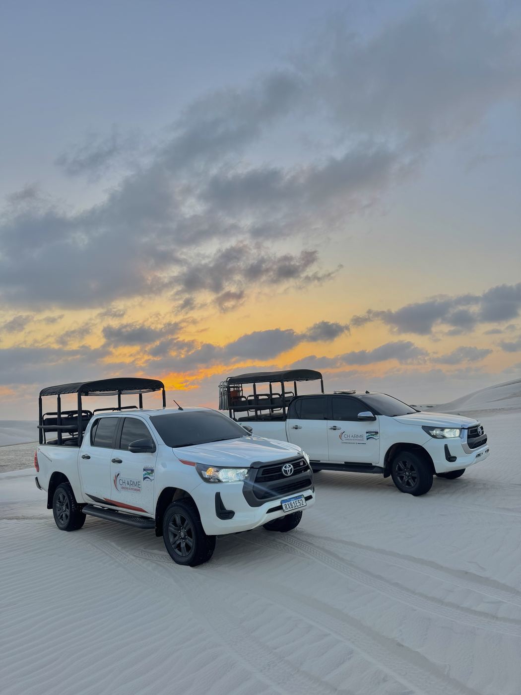 Duas Hilux da Charme nas dunas ao pôr do sol