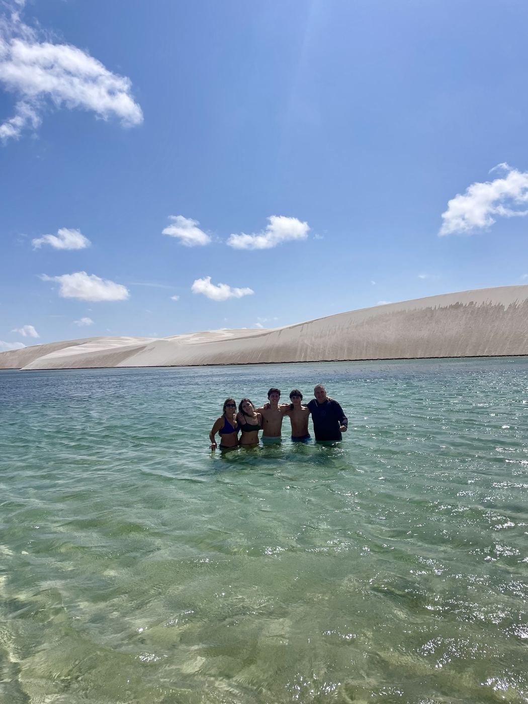 Família de clientes dentro da lagoa