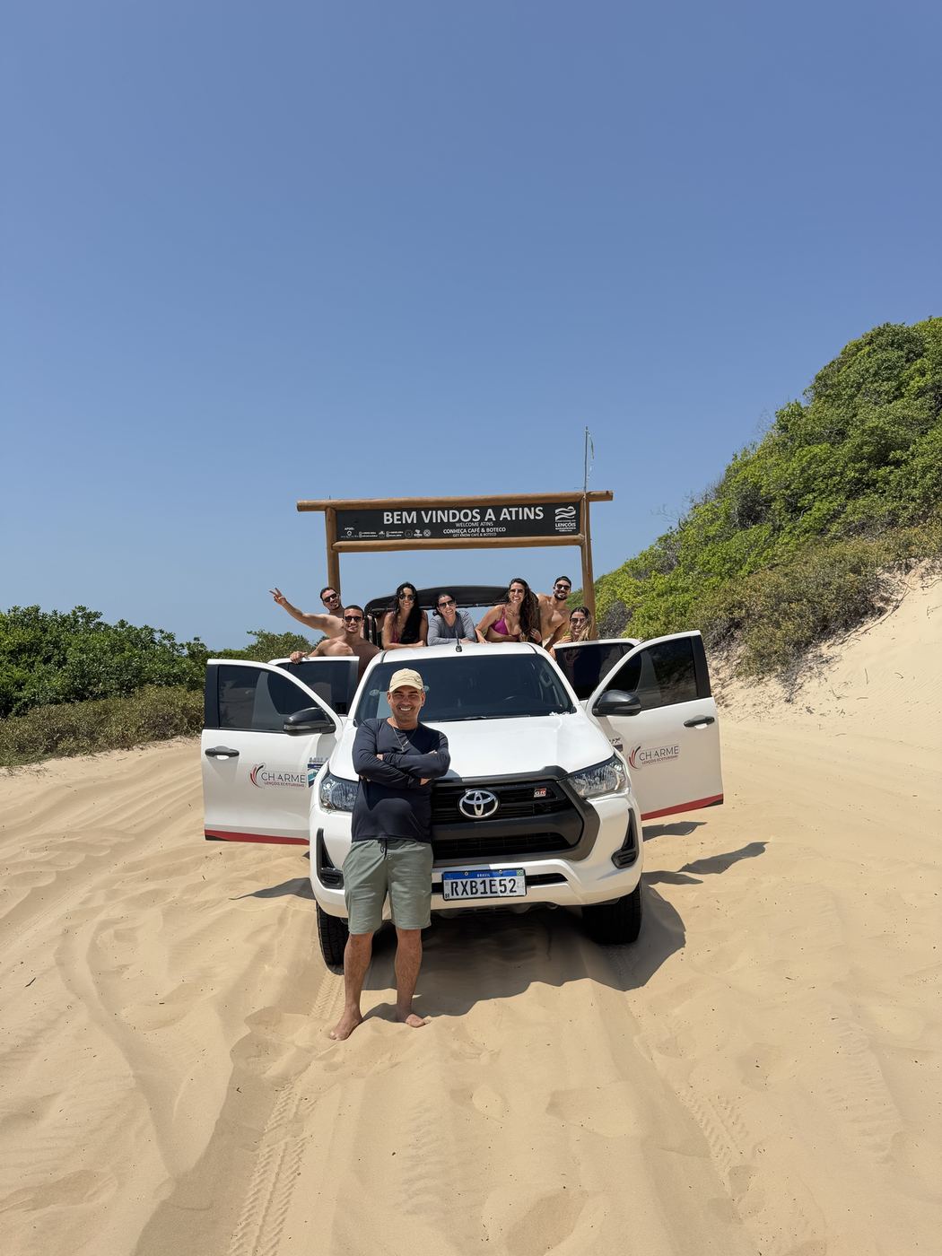Clientes em cima da Hilux 4x4 da Charme na chegada a Atins