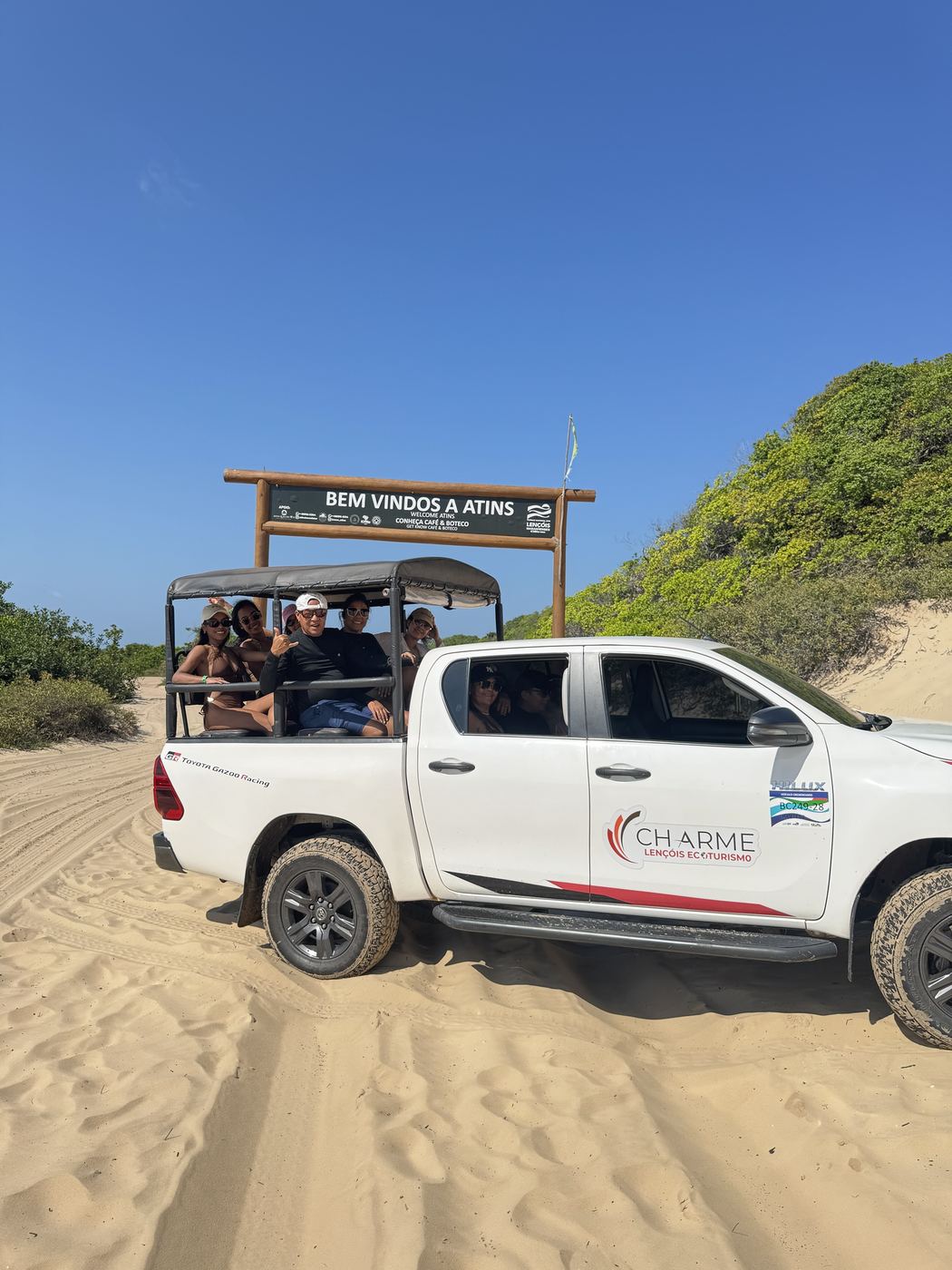 Clientes na jardineira da Hilux da Charme