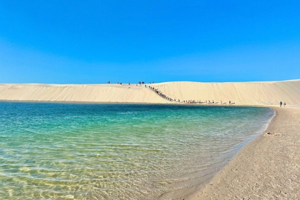 Lagoa cristalina ao pé da duna
