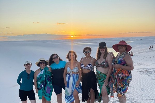 Clientes da Charme no pôr do sol entre as dunas