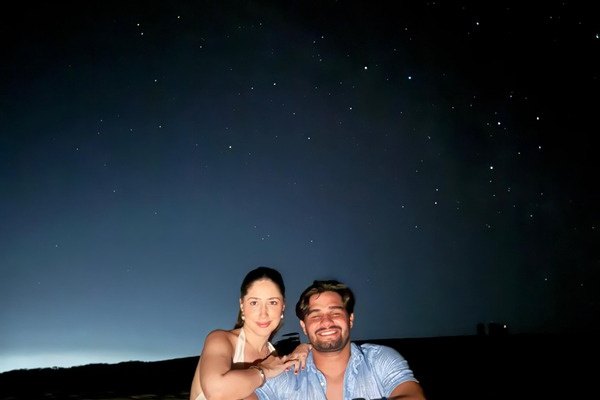 Casal sob as estrelas