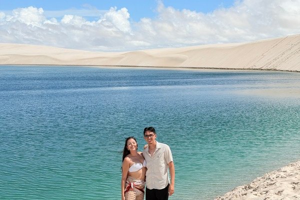Casal em lagoa de Santo Amaro