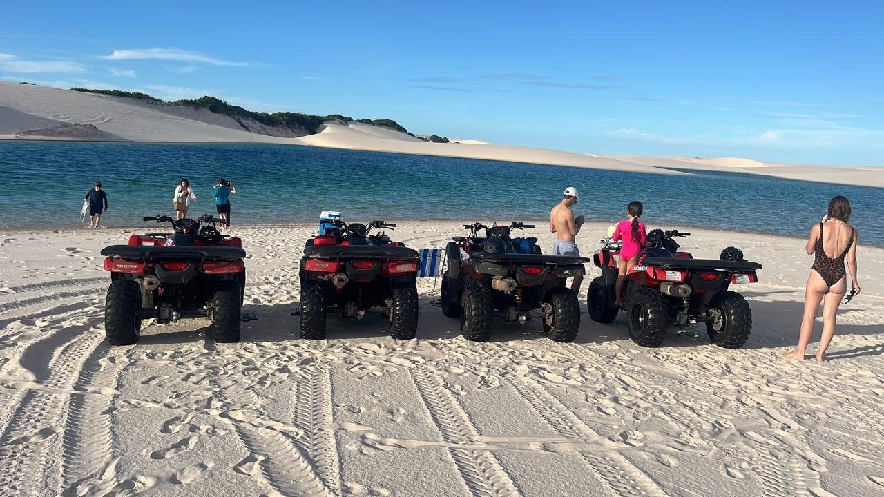 Quadriciclos estacionados na lagoa em Santo Amaro